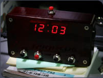 Digitaler Wecker auch in rotem Acrylgehäuse